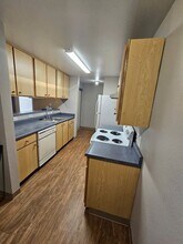 16932 SE Powell Blvd in Portland, OR - Building Photo - Building Photo