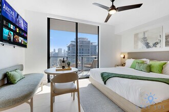 601 NE 1st Ave in Miami, FL - Building Photo - Building Photo