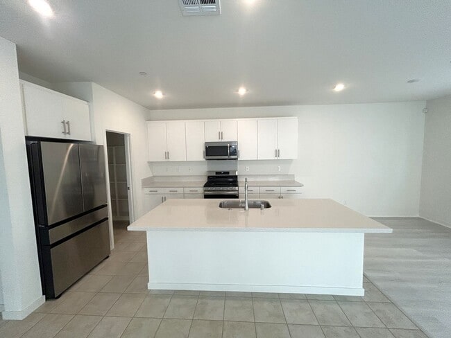 15764 Caterpillar Dr in Fontana, CA - Building Photo - Building Photo
