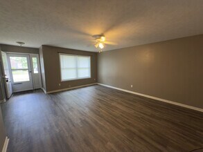 299 Brookside Pl in North Vernon, IN - Foto de edificio - Building Photo