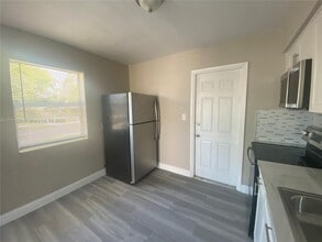 2300 Douglas St in Hollywood, FL - Building Photo - Building Photo