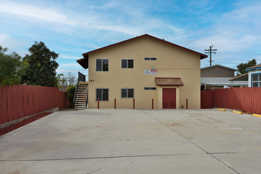 157 W Olive Dr in San Ysidro, CA - Building Photo