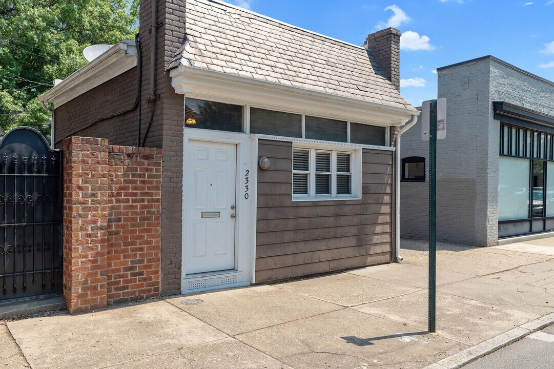 2330 W Main St in Richmond, VA - Building Photo