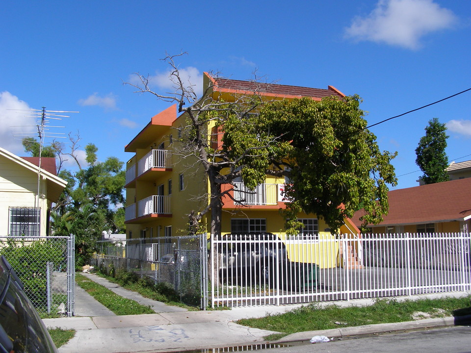 835 NW 2nd St in Miami, FL - Building Photo