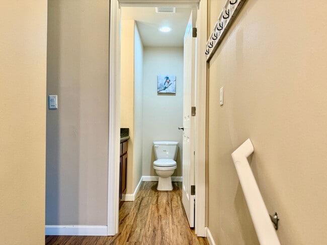 21420 49th Ct W in Mountlake Terrace, WA - Foto de edificio - Building Photo