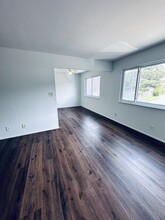 10815 Julius St, Unit 2 in Oakland, CA - Foto de edificio - Building Photo