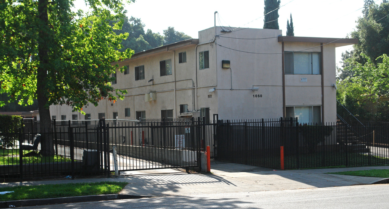 1050 Summit Ave in Pasadena, CA - Foto de edificio