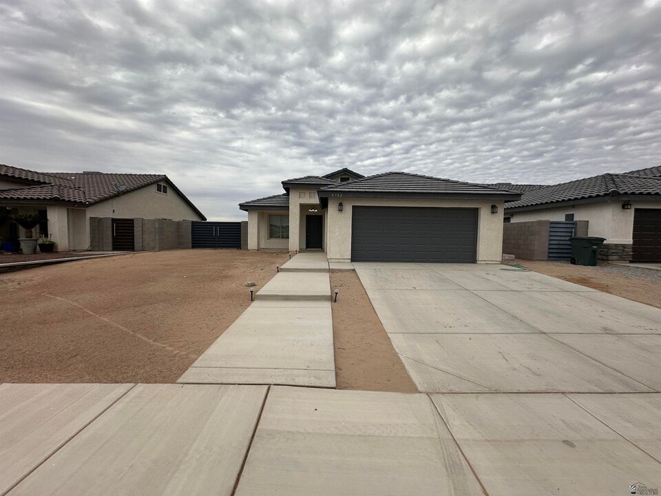 8742 E 40th Ln in Yuma, AZ - Building Photo