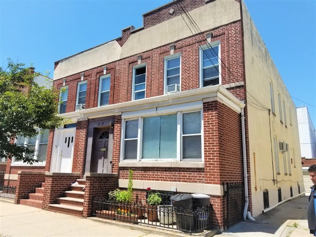 3 Family w/ GREAT Rent-Roll/ Ridgewood