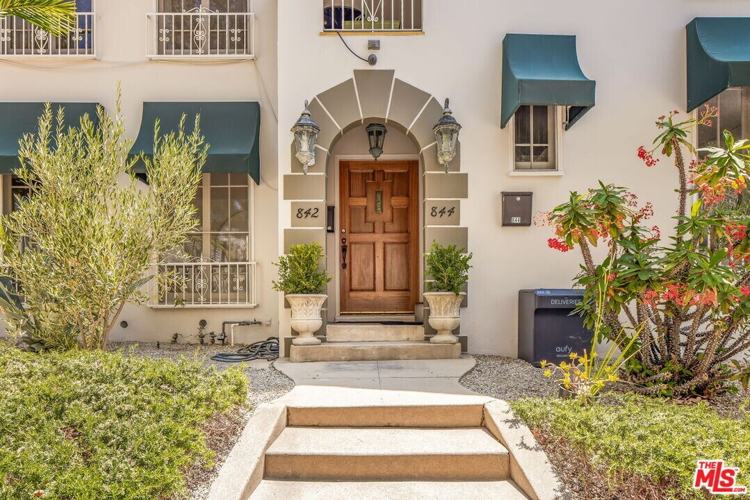 842 S Sycamore Ave in Los Angeles, CA - Foto de edificio