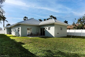 10842 Vanderbilt Dr in Naples, FL - Foto de edificio - Building Photo