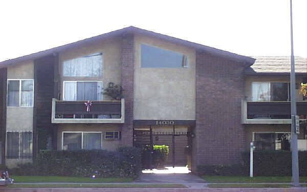 14030 Vanowen St in Van Nuys, CA - Foto de edificio - Building Photo