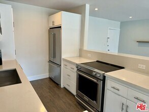 2101 California Ave in Santa Monica, CA - Building Photo - Building Photo