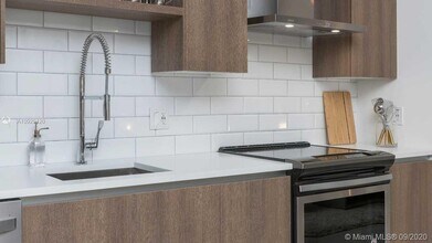 340 SE 3rd St-Unit -1811 in Miami, FL - Building Photo - Building Photo