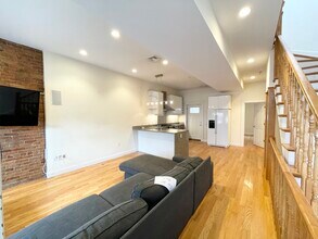 98 L St, Unit 1 in Boston, MA - Foto de edificio - Building Photo