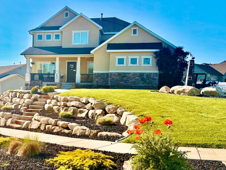 251 W Honeysuckle Dr in Saratoga Springs, UT - Building Photo