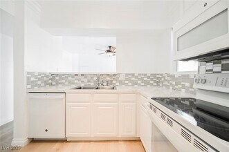 8101 W Flamingo Rd, Unit 2041 in Las Vegas, NV - Building Photo - Building Photo