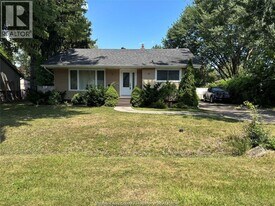 3880 Woodward Blvd in Windsor, ON - Building Photo