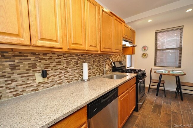 142 Garth Rd in Scarsdale, NY - Building Photo - Building Photo