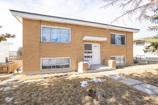 3219 14 St NW in Calgary, AB - Building Photo