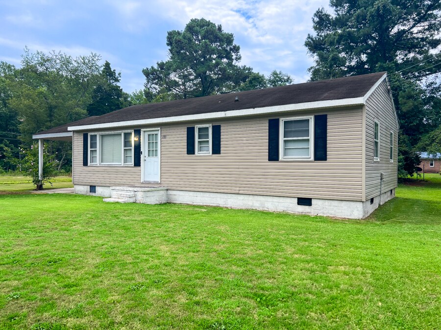 1333 Shore Dr in Lancaster, VA - Building Photo