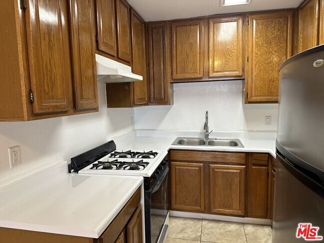 955 Normandie Ave in Los Angeles, CA - Building Photo - Building Photo