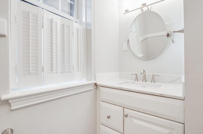 25 Roslyn St, Unit 10 in Salem, MA - Building Photo - Building Photo