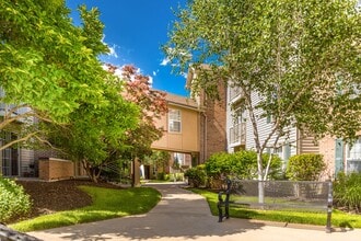 Prairie Commons - 55+ Senior Apartments in Lawrence, KS - Foto de edificio - Building Photo
