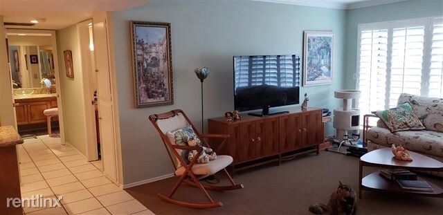 4900 Rosehedge Dr in La Mesa, CA - Building Photo - Building Photo