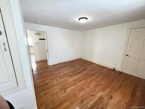 11 Walnut Ave in Pelham, NY - Building Photo - Building Photo