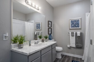 Towne West in Houston, TX - Foto de edificio - Interior Photo