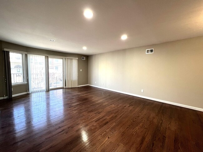 25 Wallis Ave in Jersey City, NJ - Building Photo - Building Photo