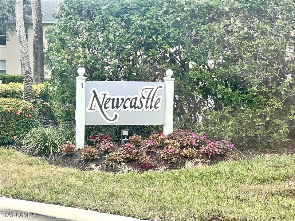 738 Landover Cir in Naples, FL - Building Photo