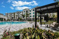 Casero Apartments in Doral, FL - Foto de edificio - Building Photo