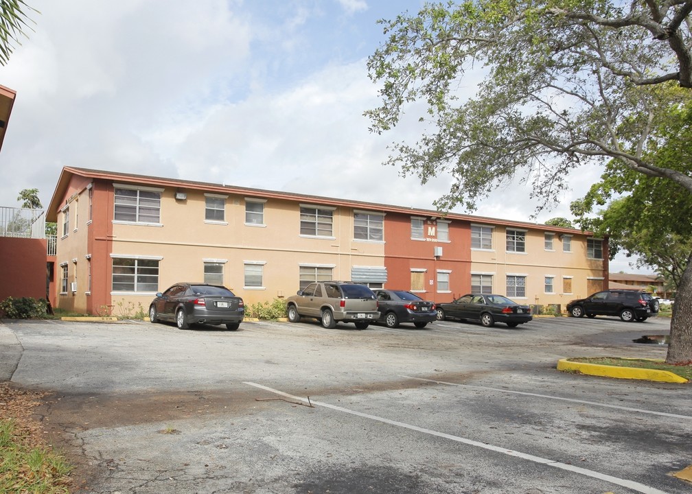 Courts At Oakland Park Condo in Oakland Park, FL - Building Photo