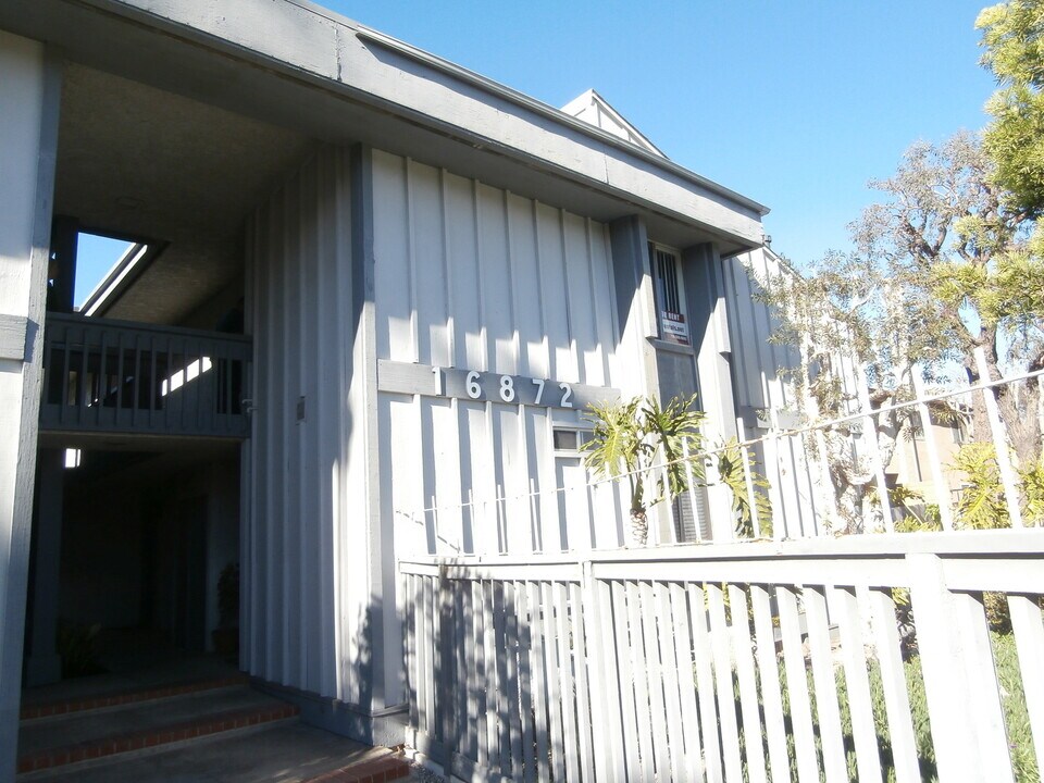 16872 Pacific Coast Hwy in Huntington Beach, CA - Building Photo