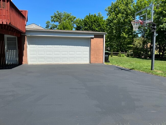 8120 Remington Dr in Pittsburgh, PA - Building Photo - Building Photo