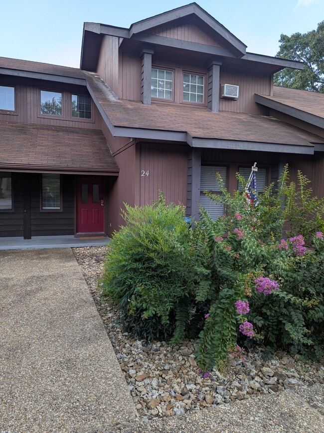 24 Melinda Ln