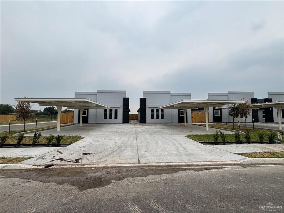 905 Deluxe St in Alamo, TX - Building Photo