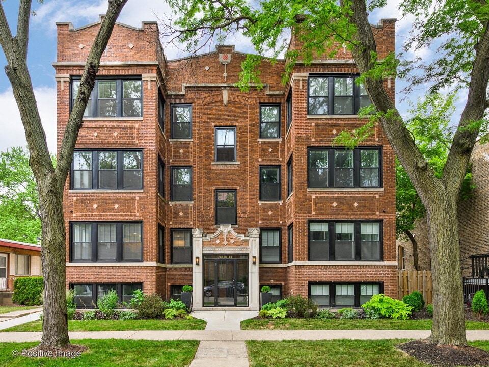 7310 N Claremont Ave in Chicago, IL - Building Photo