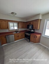 12517 Park Knoll Dr in Garfield Heights, OH - Foto de edificio - Building Photo