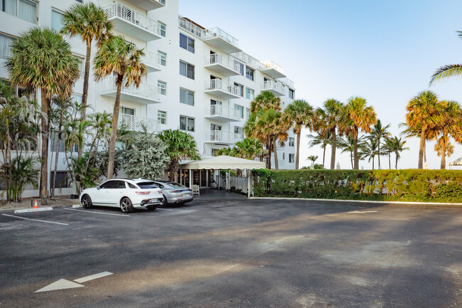 Ocean Tower North in Palm Beach, FL - Building Photo - Building Photo