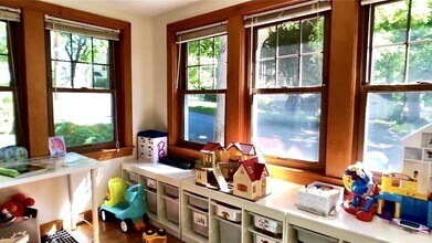 8 Dunedin Rd in Wellesley, MA - Foto de edificio - Building Photo