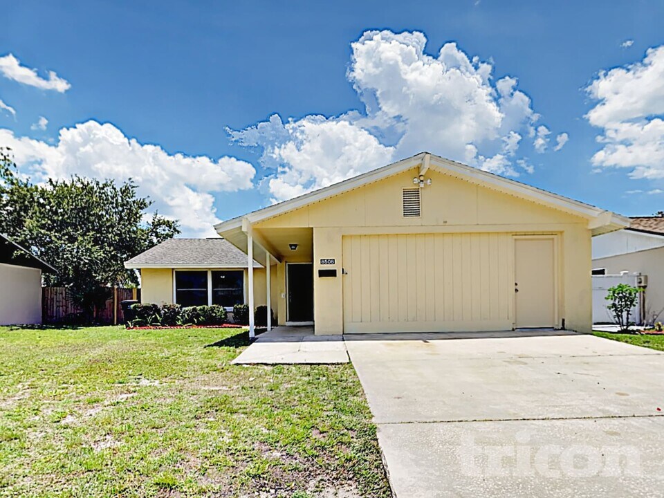 8508 Woodhurst Dr in Tampa, FL - Building Photo