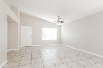 15948 W Lundberg St in Surprise, AZ - Foto de edificio - Building Photo