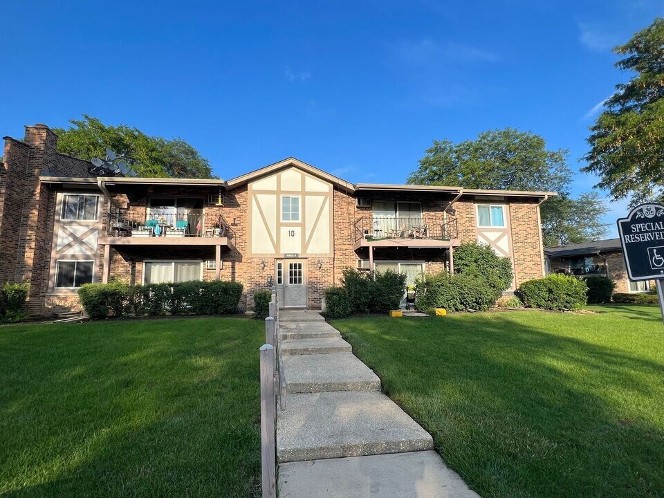 9S025 Lake Dr in Willowbrook, IL - Building Photo