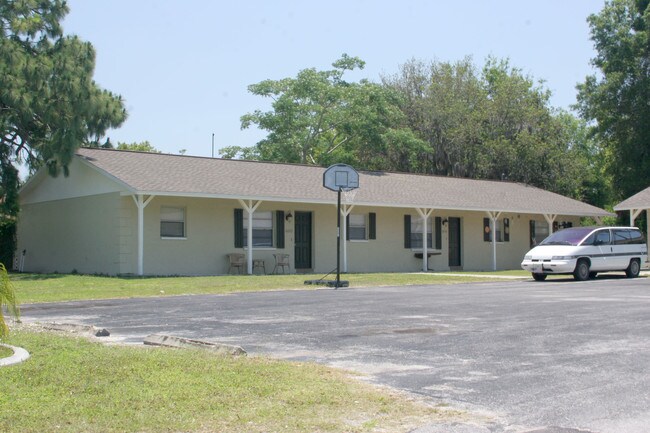 6024 Antrim St in New Port Richey, FL - Foto de edificio - Building Photo