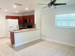 2301 NW 114th Ave in Coral Springs, FL - Foto de edificio - Building Photo
