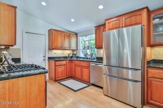 557 E Gainsborough Rd in Thousand Oaks, CA - Building Photo - Building Photo