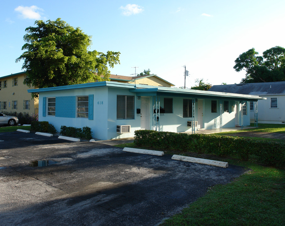 618 NE 14th Ave in Fort Lauderdale, FL - Building Photo